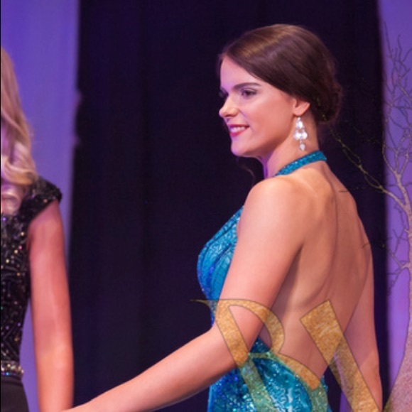 Fully beaded evening gown with slit. Size 4 - Picture 4 of 4